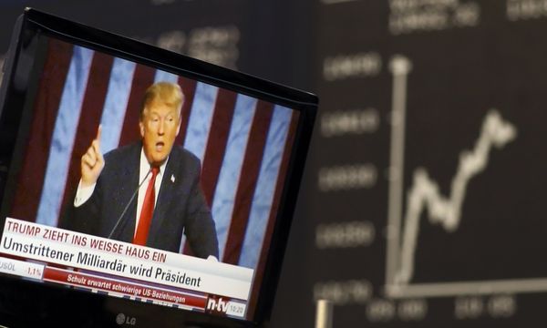 Дональд Трамп на экране телевизора на бирже в Германии