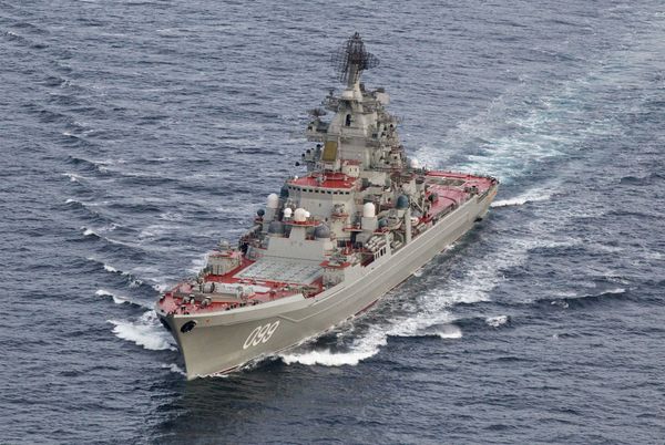 Тяжелый атомный ракетный крейсер Петр Великий во время прохода авианосной группы Северного флота России в Норвежском море