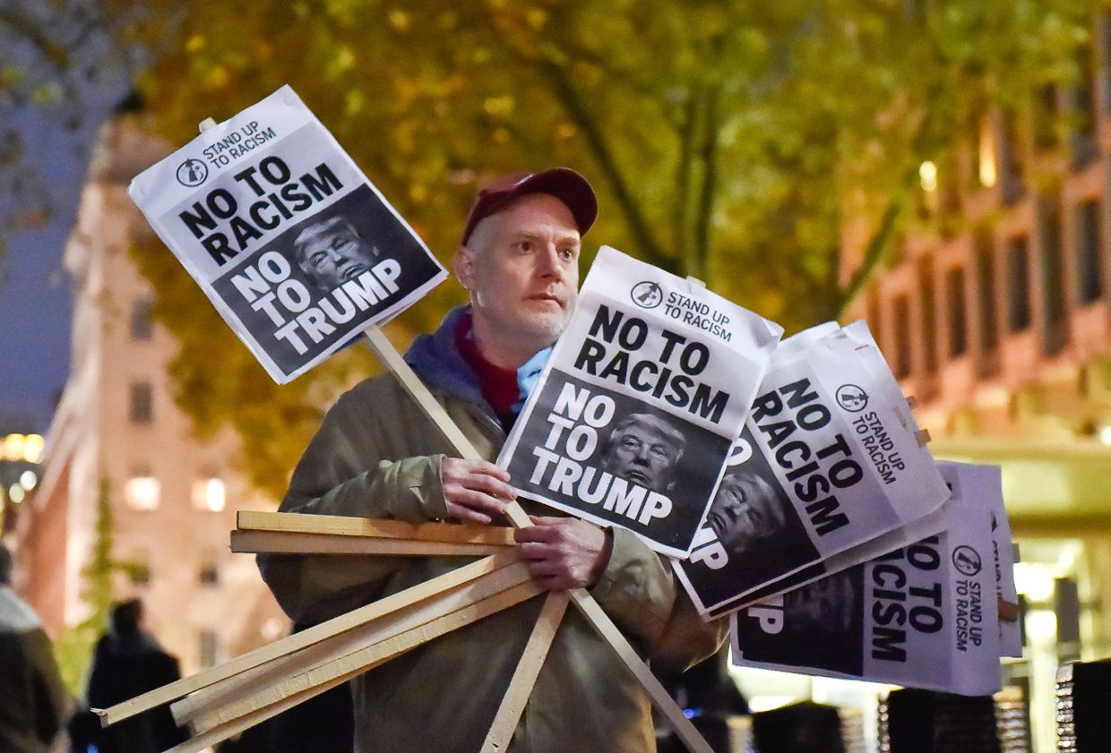 Противник избранного президента США Дональда Трампа во время акции протеста у здания американского посольства в Лондоне