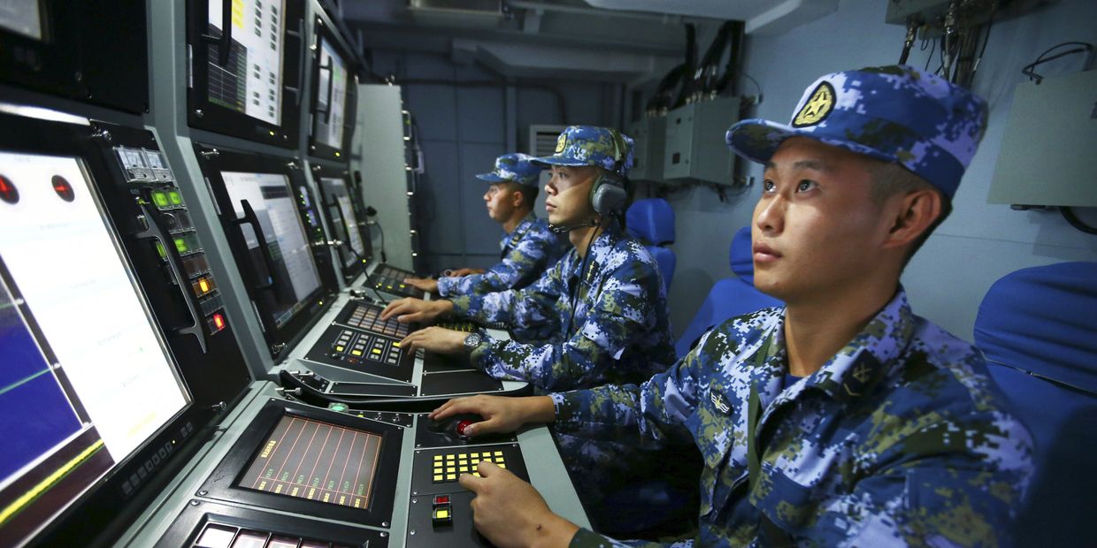Поиск китайских ВМС на борту ракетного эсминца Хэфэй во время военных учений в водах близ острова Хайнань в Южно-Китайском море