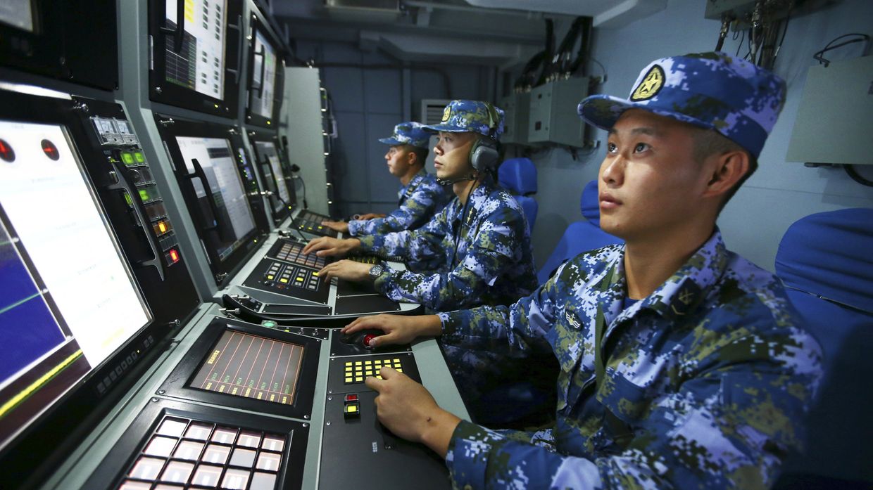 Поиск китайских ВМС на борту ракетного эсминца Хэфэй во время военных учений в водах близ острова Хайнань в Южно-Китайском море