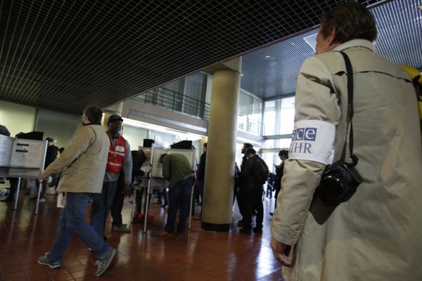 Наблюдатели из ОБСЕ на избирательном участке в Вашингтоне