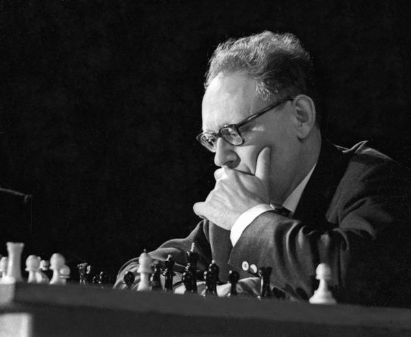 Чемпион мира по шахматам Михаил Ботвинник во время игры Чемпион мира по шахматам Михаил Ботвинник во время игры