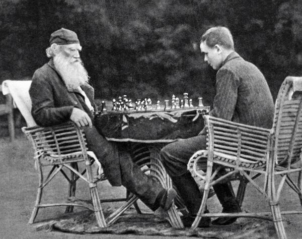 Лев Толстой за игрой в шахматы Лев Толстой за игрой в шахматы