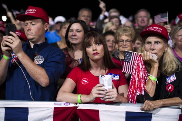 Сторонники Дональда Трампа слушают его предвыборное выступление