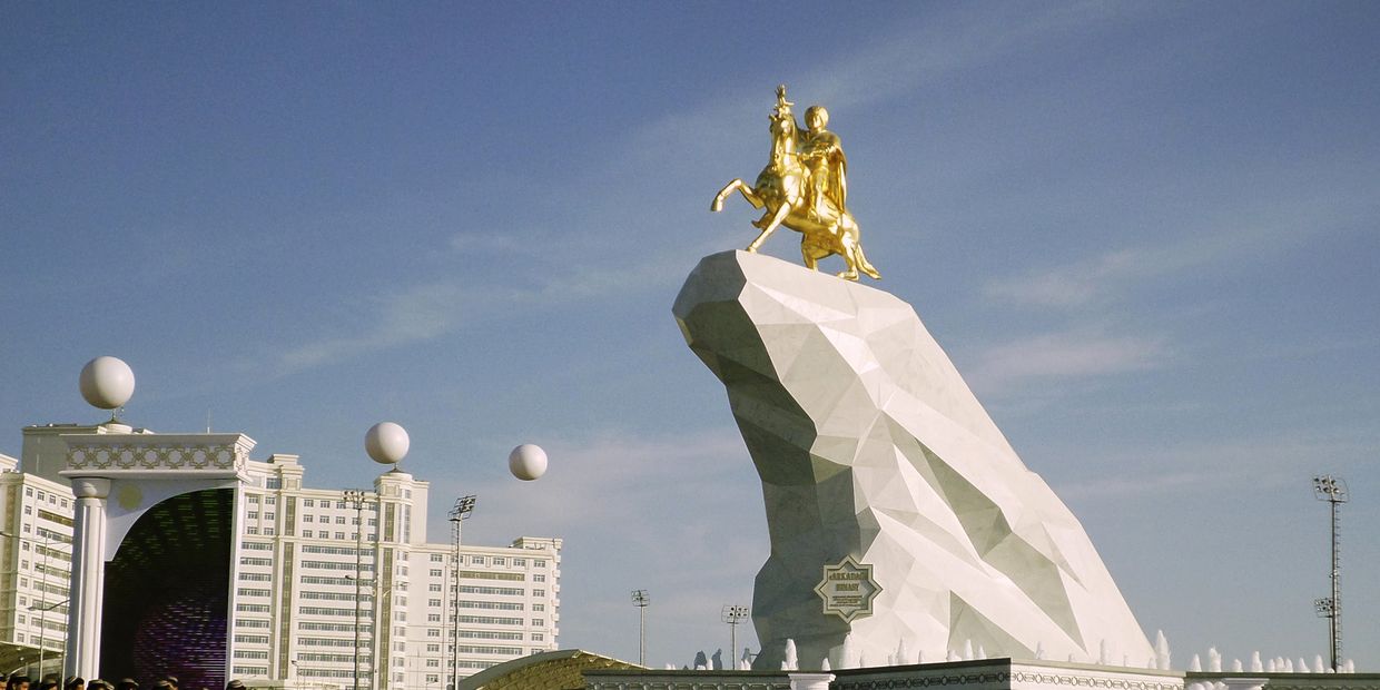 Церемония открытия памятника в Ашхабаде
