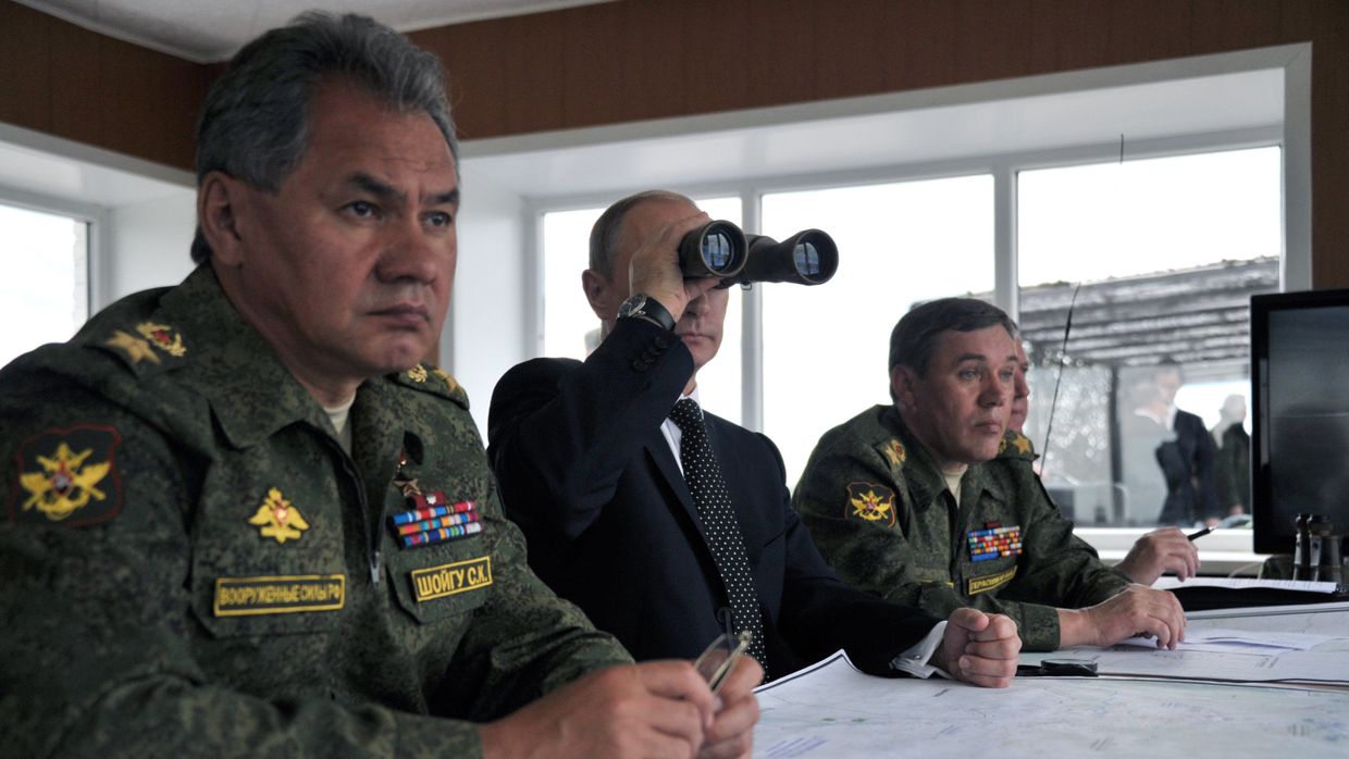 Владимир Путин наблюдает за военными ученииями на забайкальском полигоне