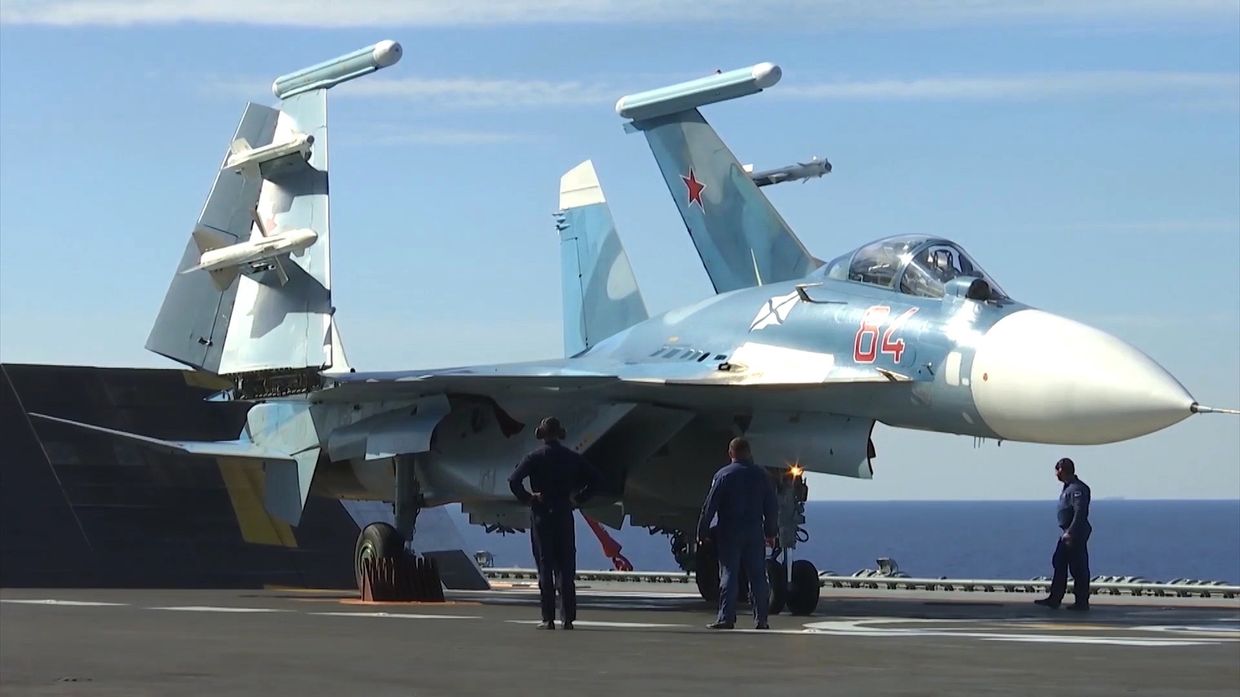 Истребитель Су-33 на палубе тяжёлого авианесущего крейсера «Адмирал Флота Советского Союза Кузнецов» у берегов Сирии в Средиземном море