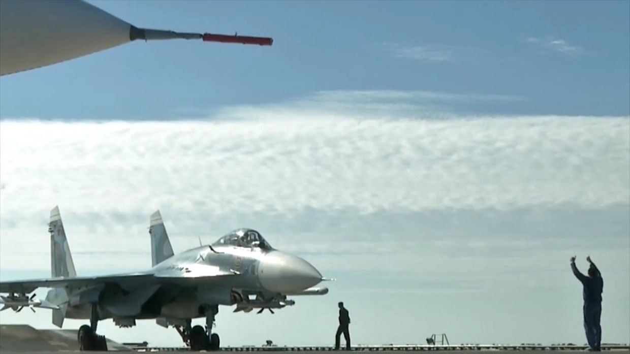 Истребитель Су-33 перед взлетом с палубы крейсера «Адмирал Кузнецов» у берегов Сирии