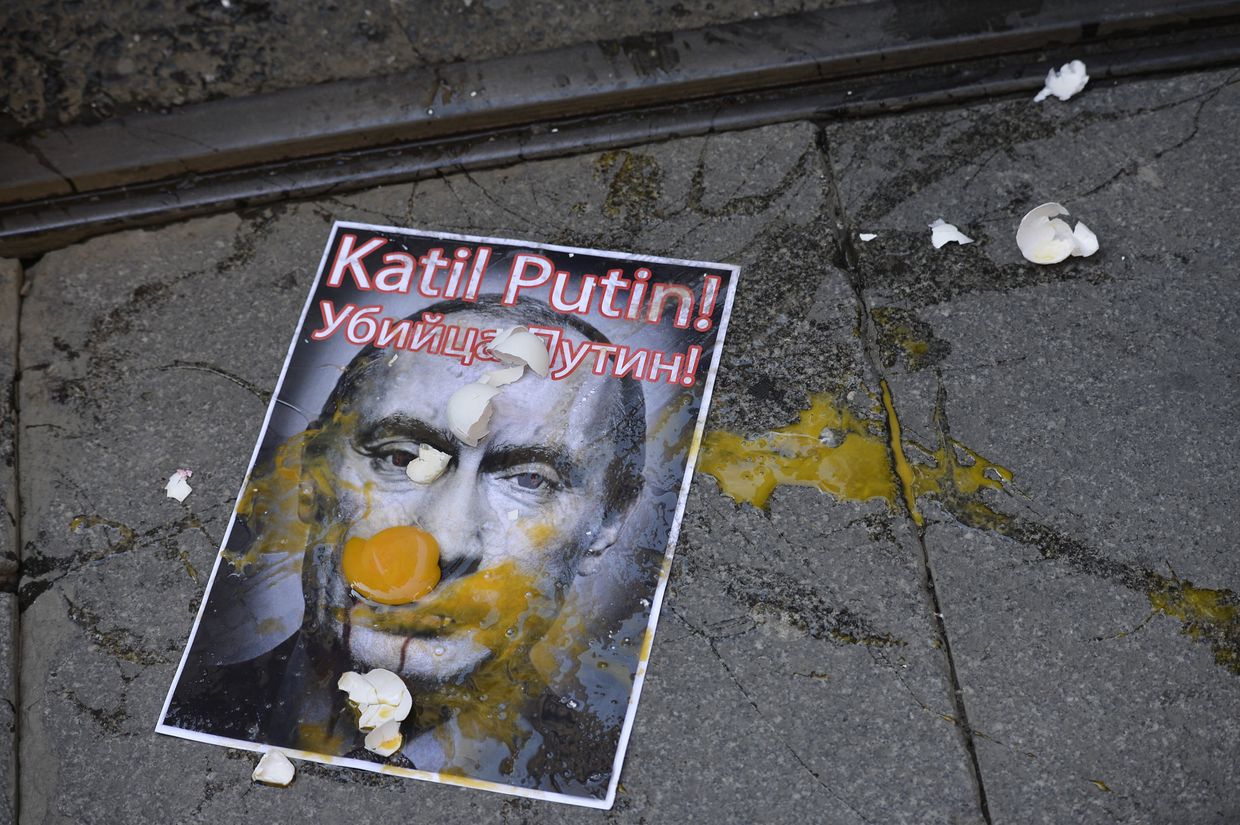 Портрет президента России Владимира Путина во время акции протеста