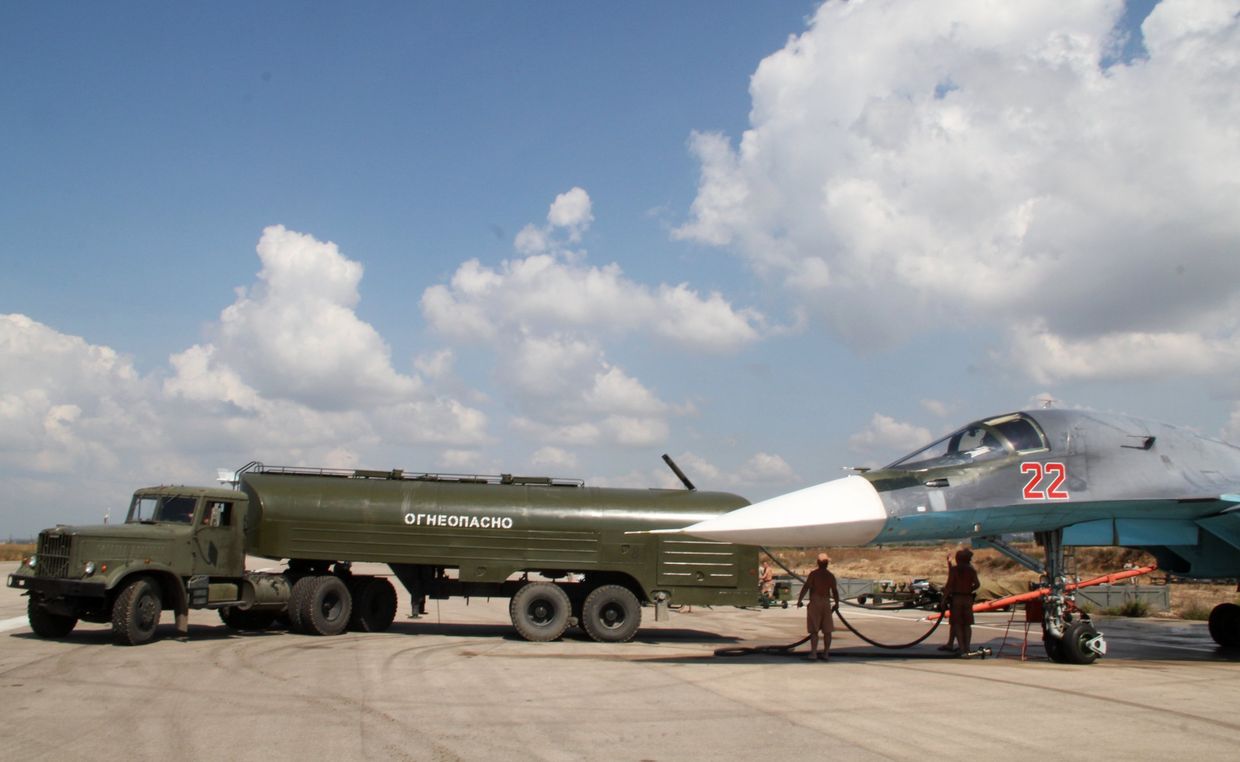Заправка российского истребителя-бомбардировщика Су-34 на авиабазе Хмеймим в Сирии