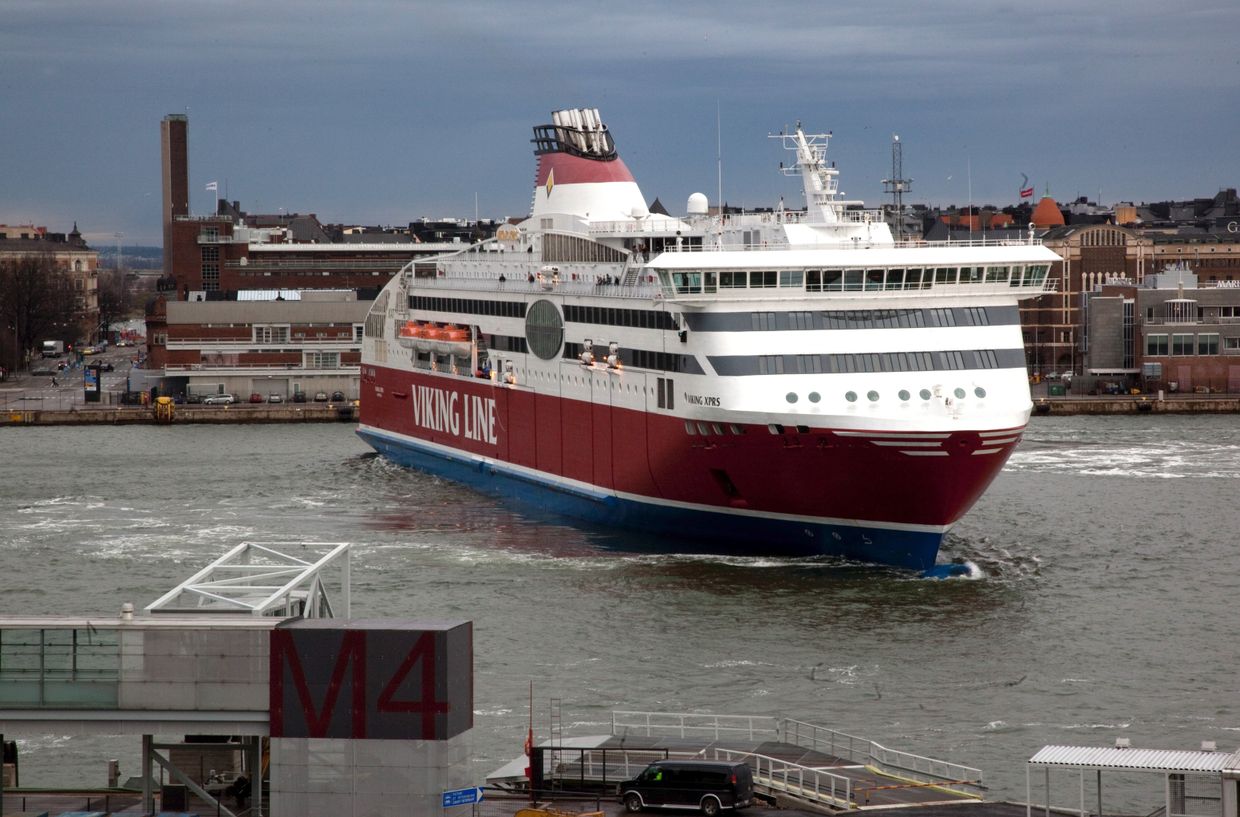 Паром Viking XPRS компании Viking Line в акватории Хельсинки
