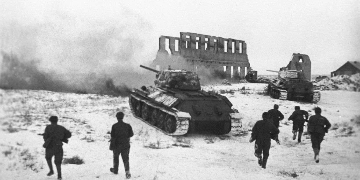 Советские бойцы атакуют немецкий опорный пункт в Сталинграде