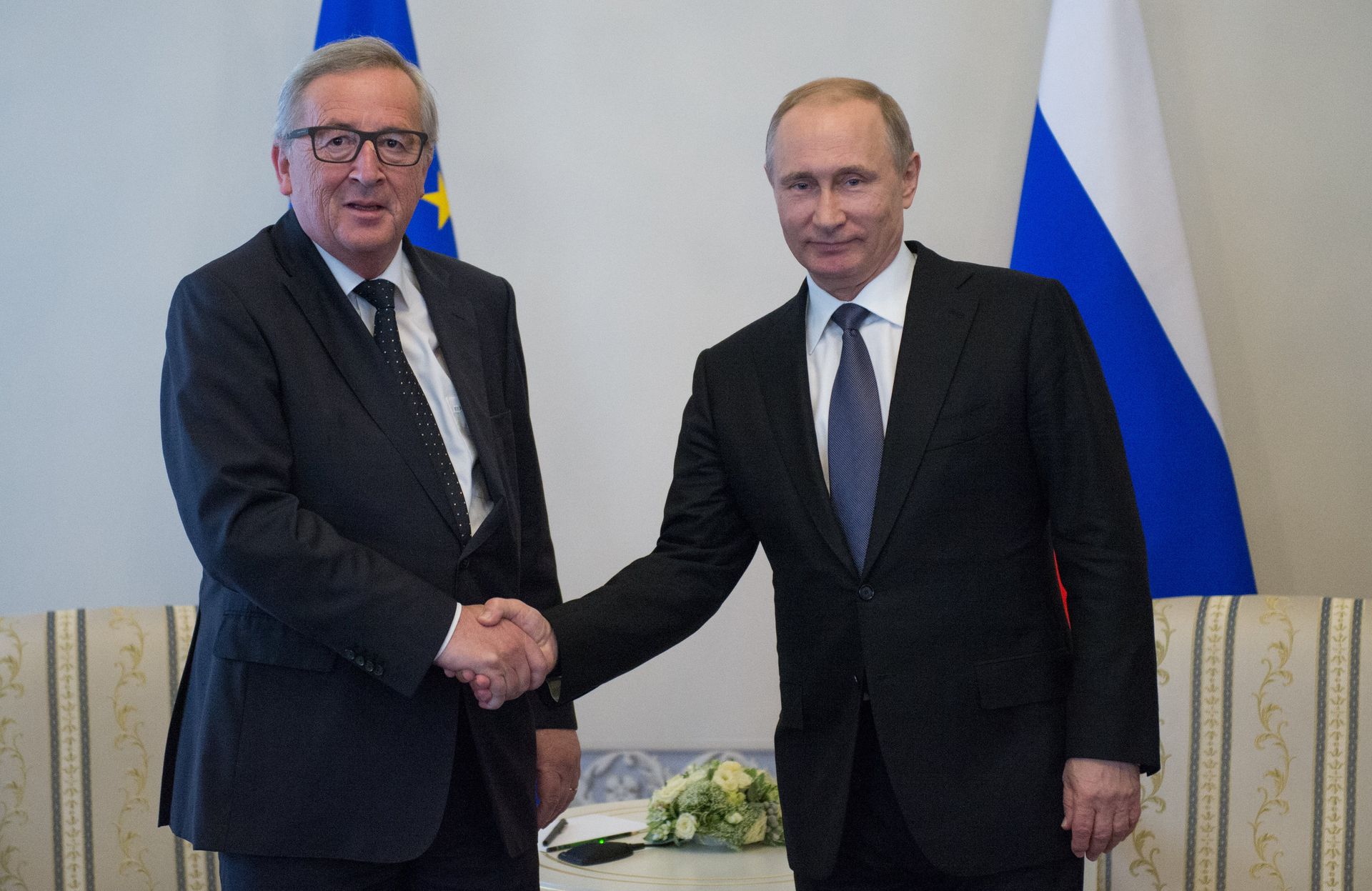 Президент РФ Владимир Путин и председатель Европеийской комиссии Жан-Клод Юнкер во время встречи в Санкт-Петербурге - ИноСМИ, 1920, 23.04.2021