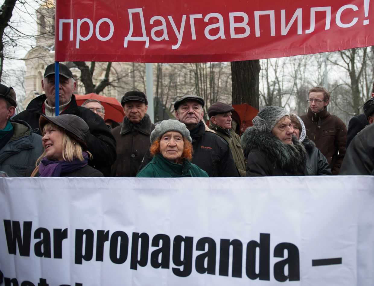 Акция против показа фильма BBC «Третья мировая война: Внутри командного пункта» в Риге