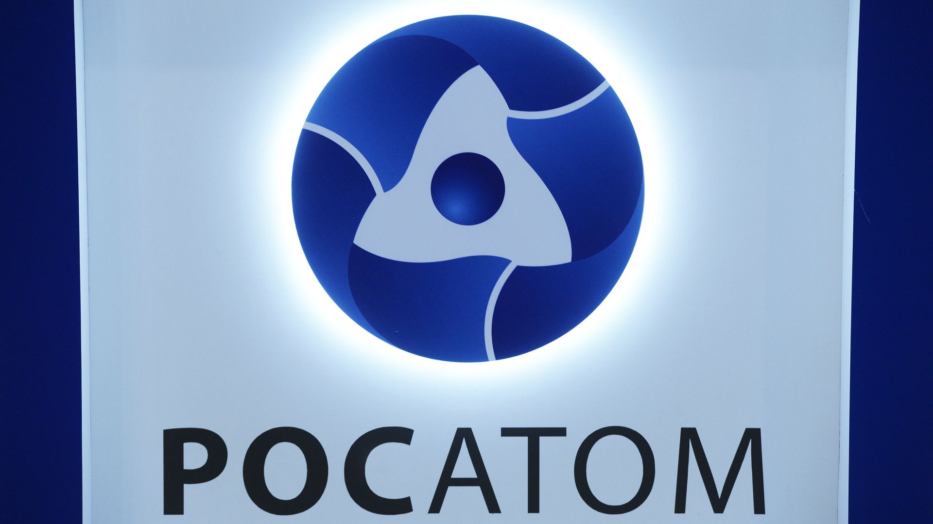 Логотип на стенде государственной корпорации по атомной энергии Росатом - ИноСМИ, 1920, 14.08.2023