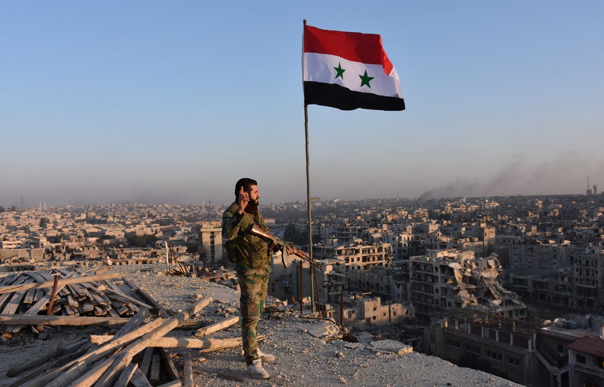 Военный сирийской армии на крыше здания в Алеппо