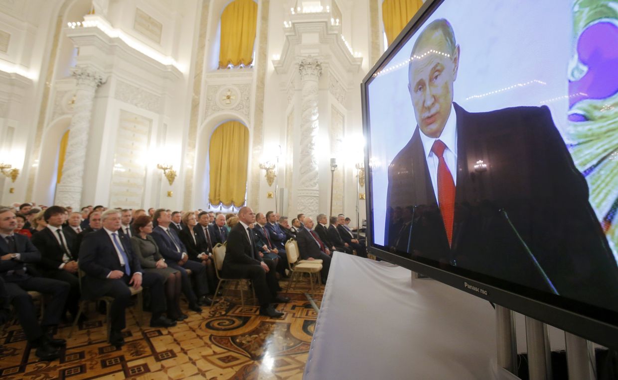Президент РФ Владимир Путин выступает с ежегодным посланием Федеральному Собранию