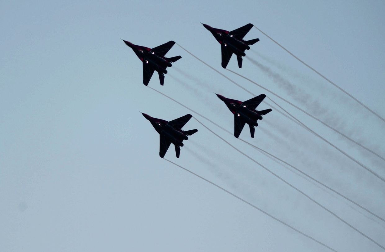 Истребители Миг-29 пилотажной группы ВВС России Стрижи выступают на параде, посвященном 70-летию освобождения Белграда от немецко-фашистских захватчиков