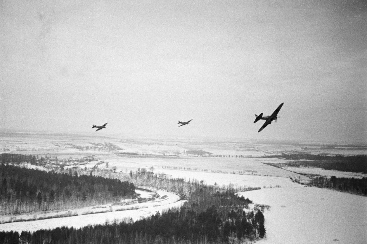 Советские самолеты облетают вражеские позиции под Москвой. 1941 год