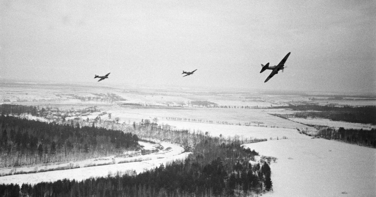 Советские самолеты облетают вражеские позиции под Москвой. 1941 год Советские самолеты облетают вражеские позиции под Москвой. 1941 год