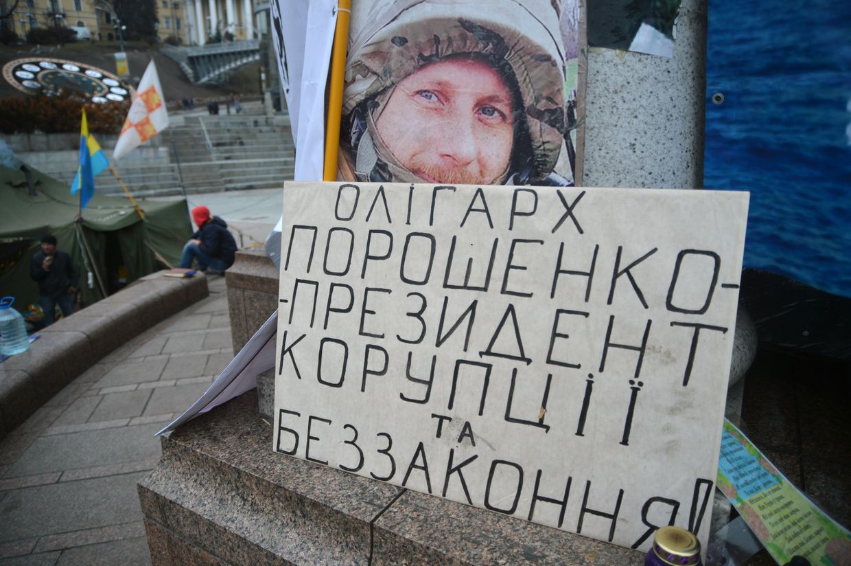 Плакат с надписью «Олигарх Порошенко - президент коррупции и беззакония» Плакат с надписью «Олигарх Порошенко - президент коррупции и беззакония»