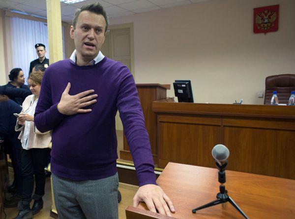 Алексей Навальный реагирует во время судебного заседания в Кирове Алексей Навальный реагирует во время судебного заседания в Кирове