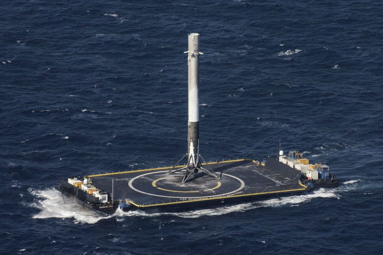 Посадка первой ступени ракеты Falcon 9 компании SpaceX на платформу в Атлантическом океане