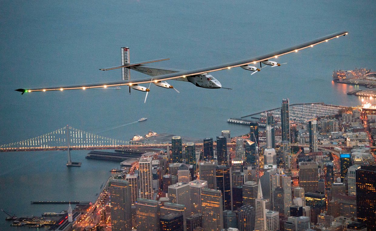 Самолет Solar Impulse 2 над Сан-Франциско Самолет Solar Impulse 2 над Сан-Франциско