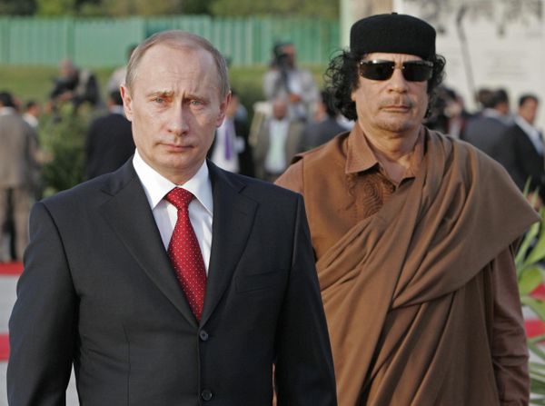 Президент России Владимир Путин и лидер ливийской революции Муамар Каддафи Президент России Владимир Путин и лидер ливийской революции Муамар Каддафи