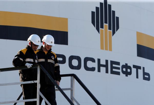 Рабочие в центральном технологическом комплексе «Роснефть»
