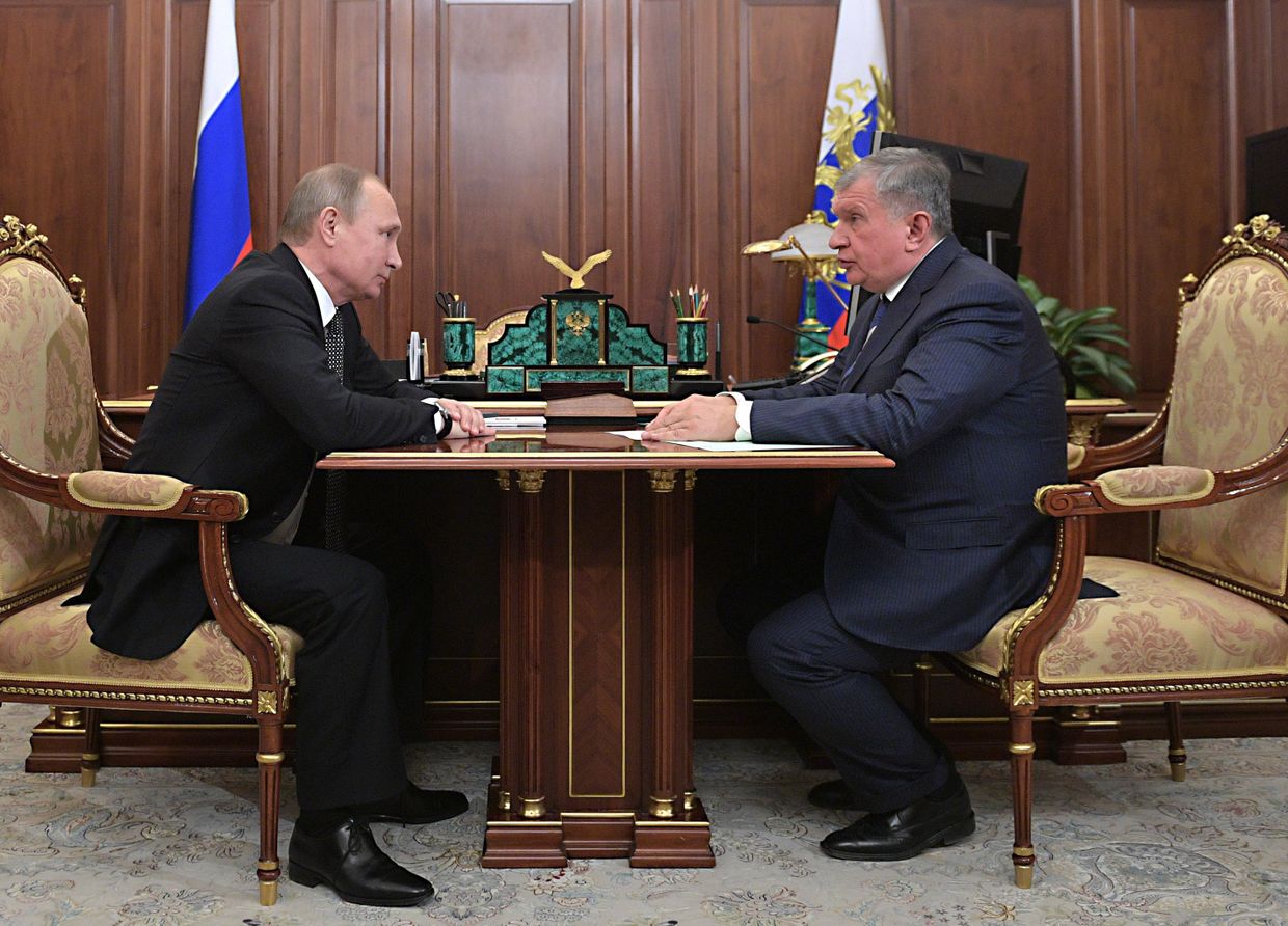 Президент РФ Владимир Путин и главный исполнительный директор ПАО НК Роснефть Игорь Сечин