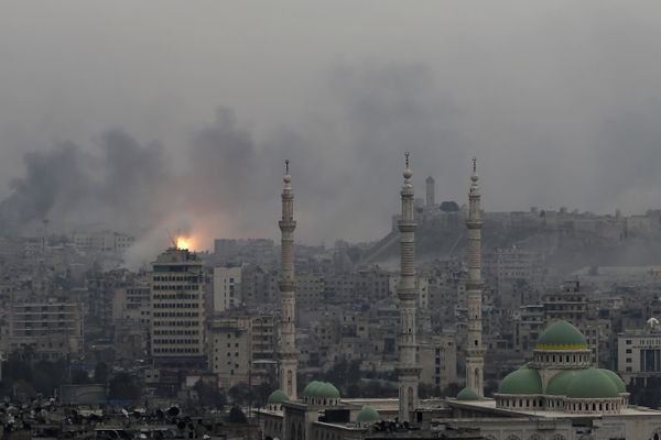 Дым от взрывов над Алеппо, Сирия. 5 декабря 2016