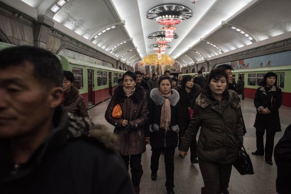 Пассажиры на станции метро в Пхеньяне