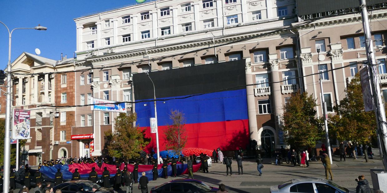 Участники праздничных мероприятий, посвященных Дню флага Донецкой народной республики, в Донецке
