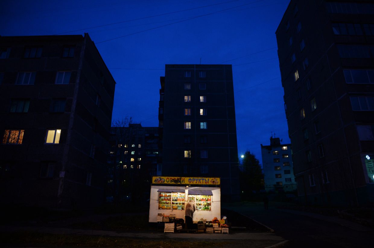 Овощная палатка в одном из дворов города Мурманска