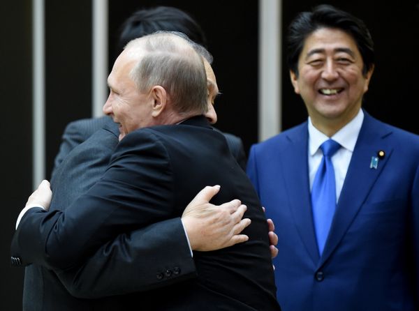 Президент России Владимир Путин обнимается с бывшим премьер-министром Японии Ёсиро Мори Президент России Владимир Путин обнимается с бывшим премьер-министром Японии Ёсиро Мори