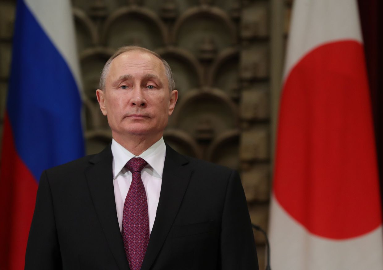 Президент РФ Владимир Путин во время церемонии подписания российско-японских документов по итогам встречи в Токио. 16 декабря 2016