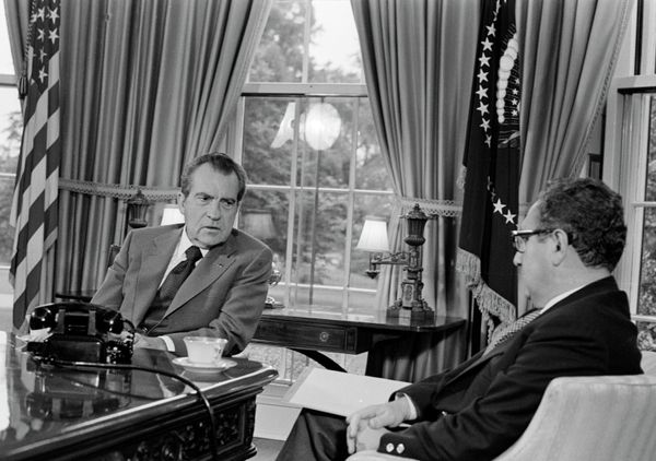 Президент США Ричард Никсон и госсекретарь Генри Киссинджер Президент США Ричард Никсон и госсекретарь Генри Киссинджер