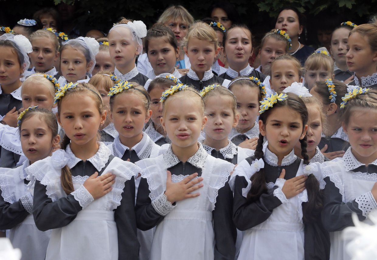 Школьницы поют гимн Украины в кадетском лицее в Киеве