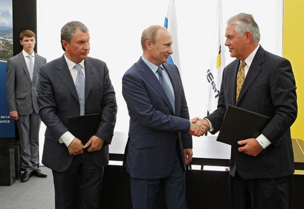 Президент России Владимир Путин и председатель совета директоров компании «ЭксонМобил» Рекс Уейн Тиллерсон