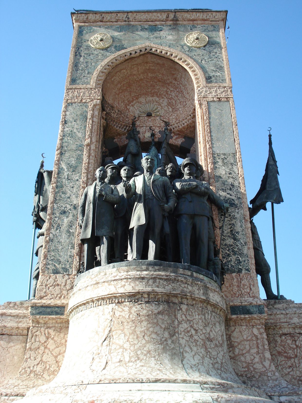 Памятник в Таксиме