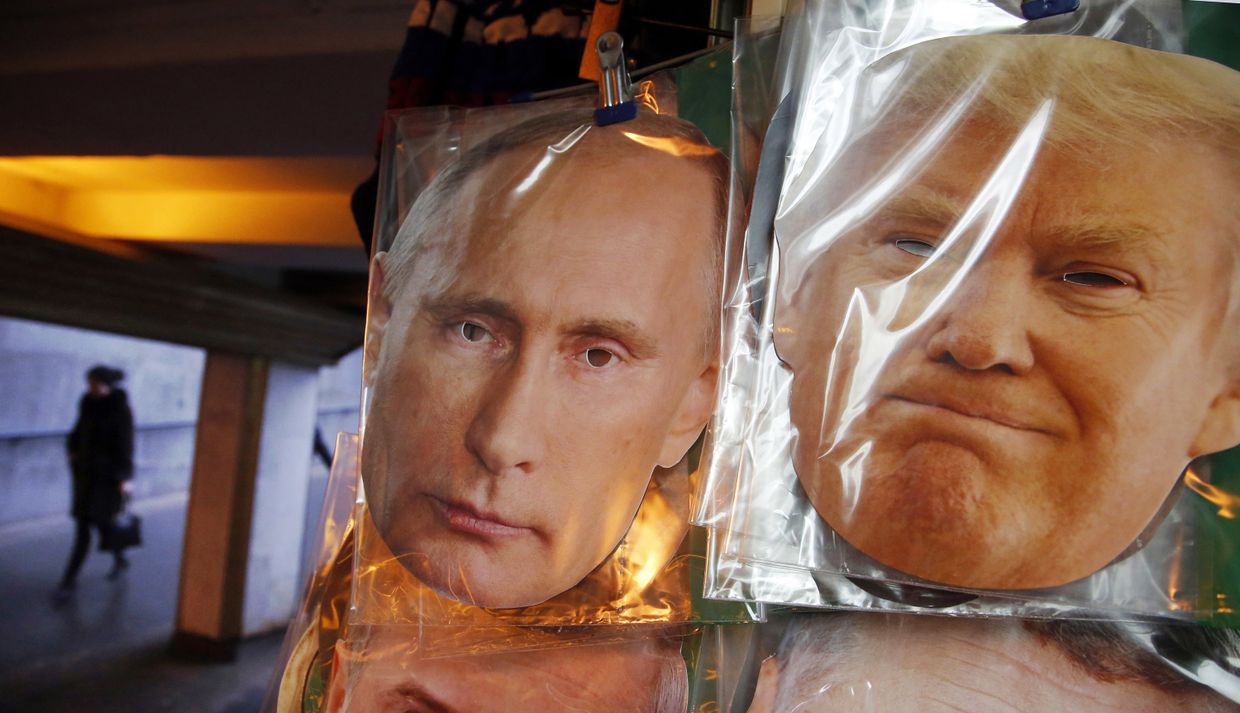 Маски с изображениями Владимира Путина и Дональда Трампа
