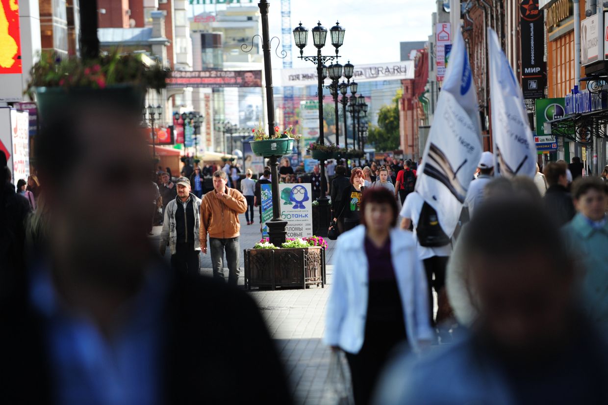 Горожане на пешеходной улице Вайнера в центре Екатеринбурга