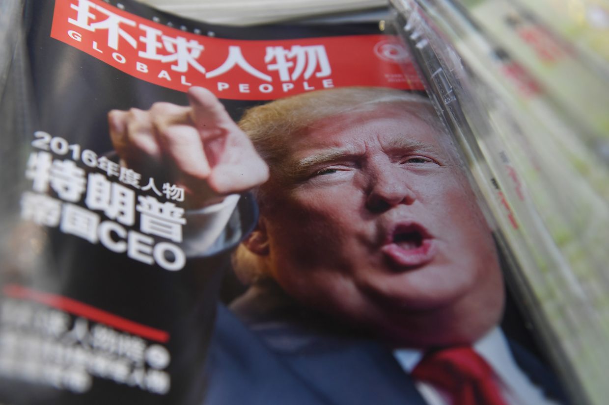 Дональд Трамп на обложке китайского журнала в газетном киоске в Пекине