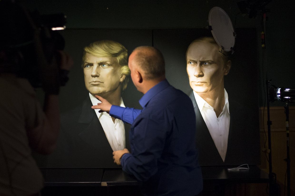 Портреты Дональда Трампа и Владимира Путина в пабе Union Jack в Москве