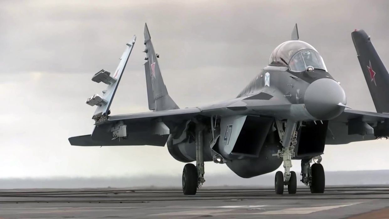 Многоцелевой истребитель МиГ-29 ВКС РФ перед взлетом с палубы тяжёлого авианесущего крейсера «Адмирал Кузнецов»