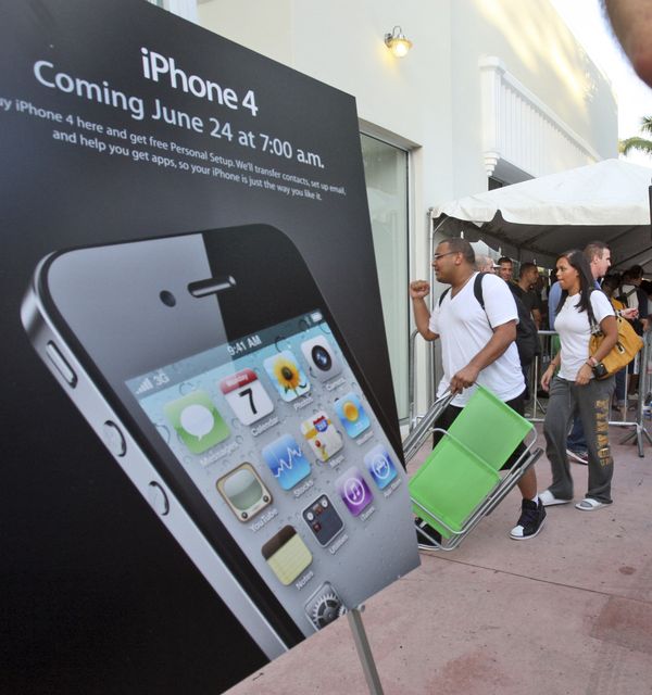 Первые покупатели нового iPhone 4