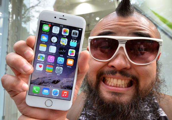 Первый покупатель нового смартфона Apple iPhone 6 в Токио