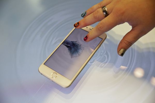 Демонстрация 3D touch в iPhone 6S от Apple в Сан-Франциско